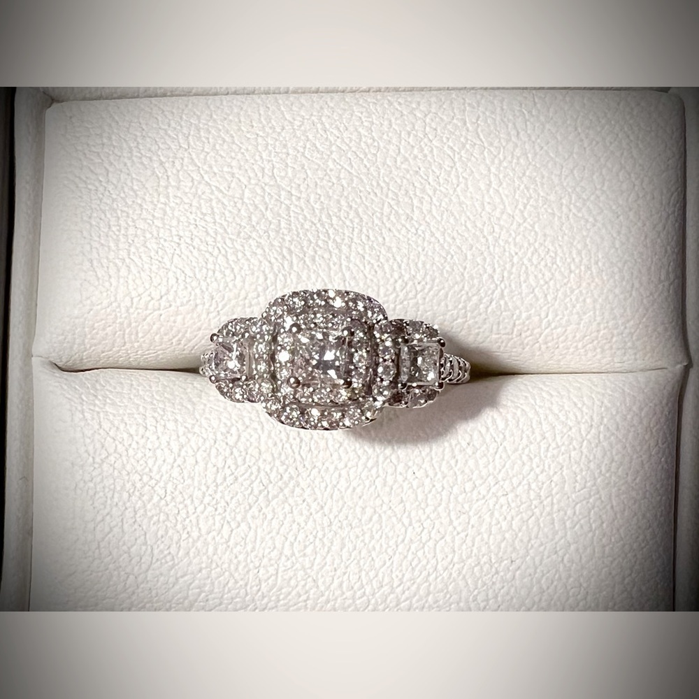 J001. Nwt 3-stone Princess Diamond Engagement/Anniversary Ring 7/8 tdw